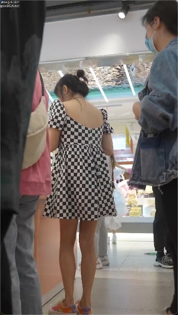 偷拍抄底微胖极品，巨乳肥臀爆操内射