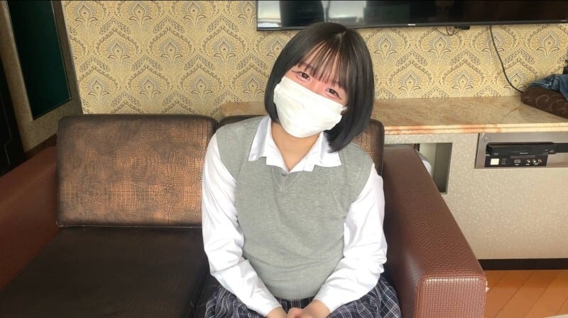 FC2-PPV-4716362 [无码] 她是个干净俐落的黑发少女，穿著制服，但身材却非常性感！为了换取甜美女孩喝下我的口水，我把精液射进了她粉嫩的私处！